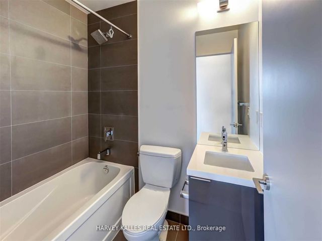 5202 - 8 Eglinton Ave E