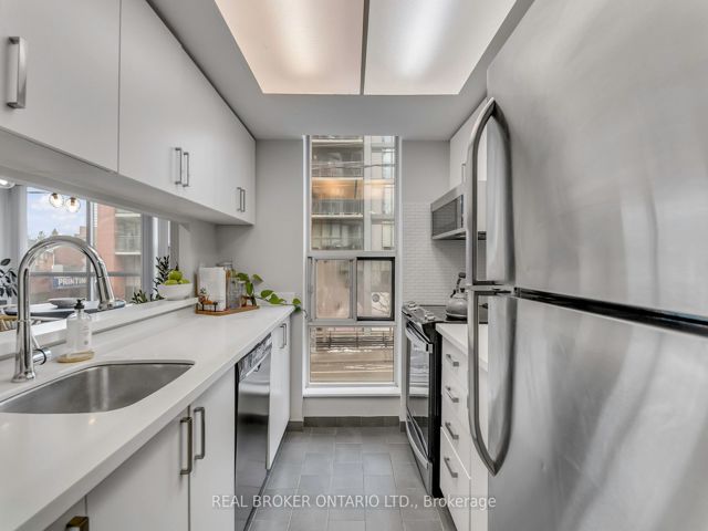 213 - 725 King St W