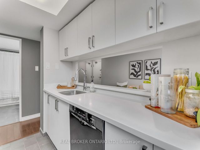 213 - 725 King St W