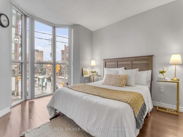 213 - 725 King St W