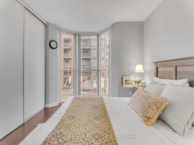 213 - 725 King St W