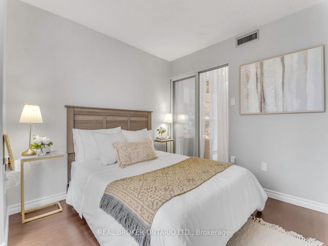 213 - 725 King St W