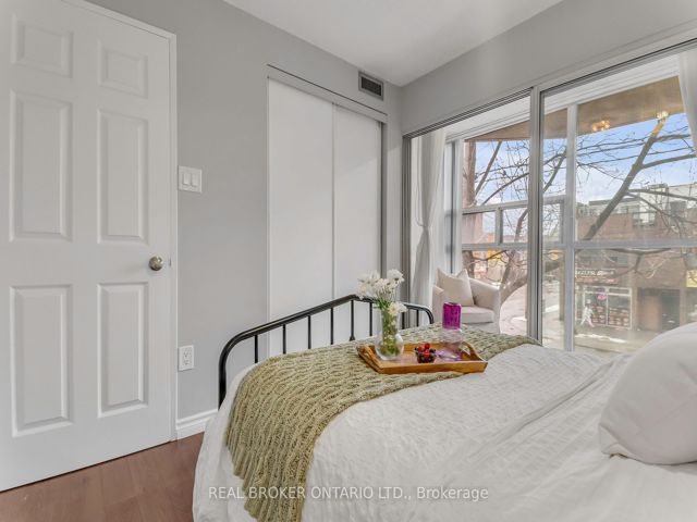 213 - 725 King St W