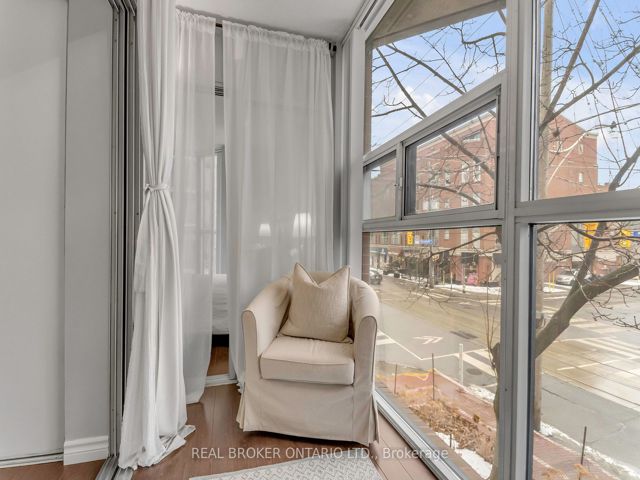 213 - 725 King St W