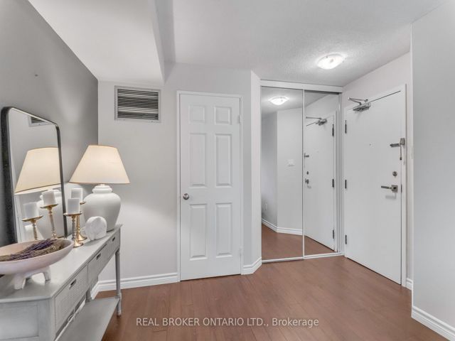 213 - 725 King St W