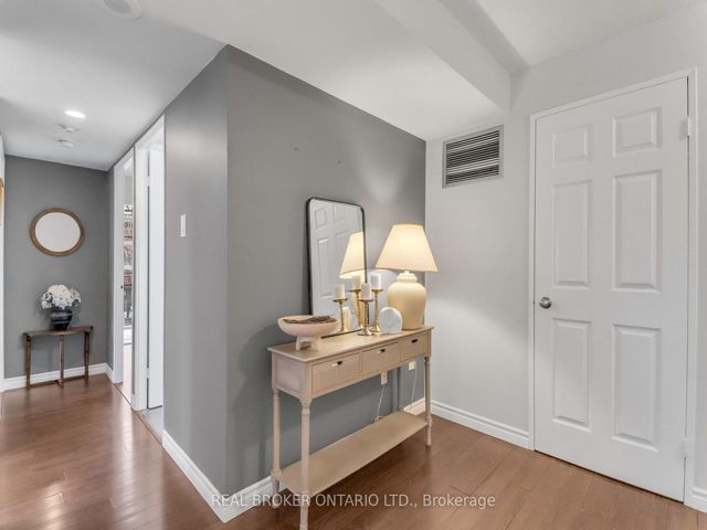 213 - 725 King St W