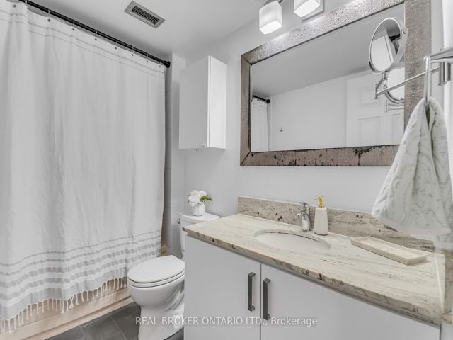213 - 725 King St W