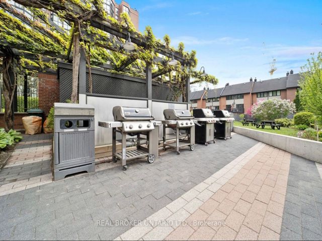 213 - 725 King St W