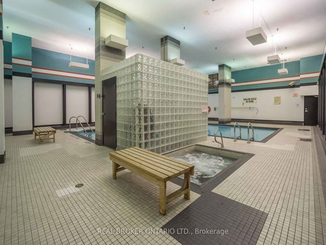 213 - 725 King St W