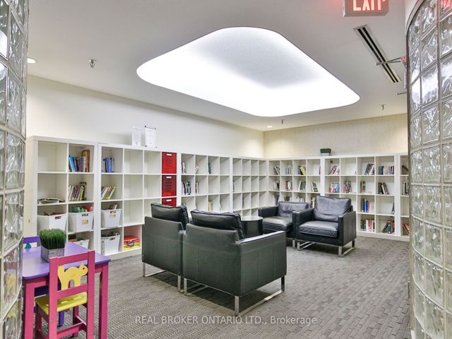 213 - 725 King St W