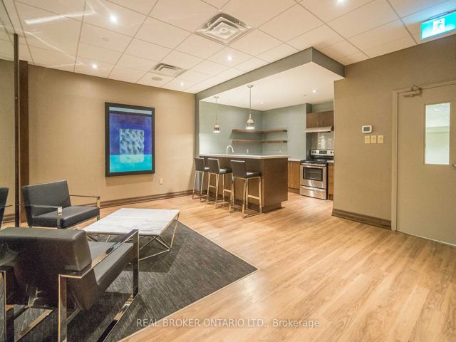 213 - 725 King St W