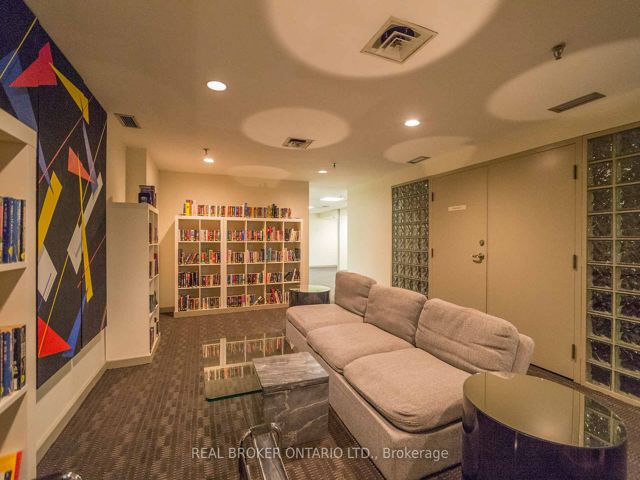 213 - 725 King St W