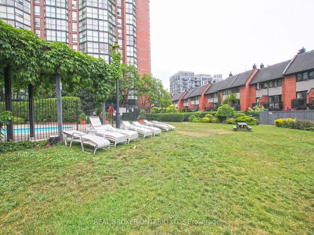213 - 725 King St W