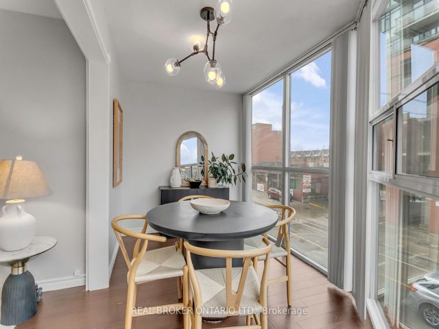 213 - 725 King St W