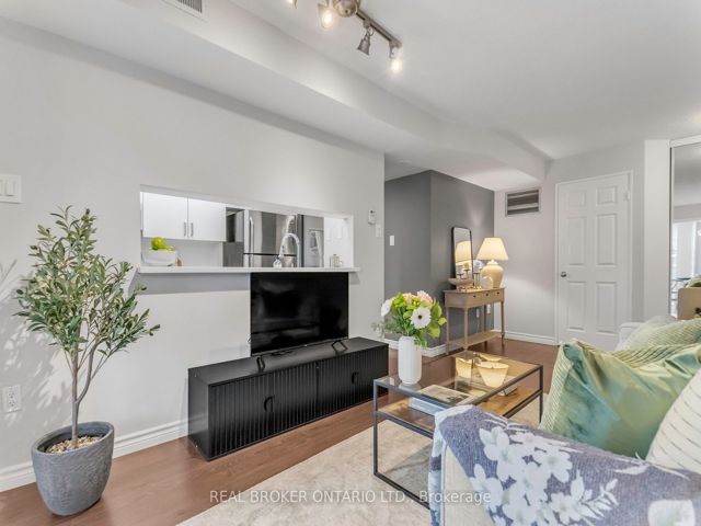 213 - 725 King St W