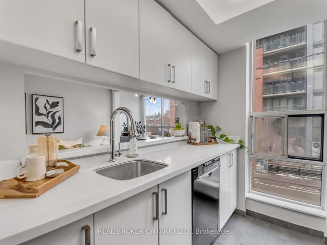 213 - 725 King St W