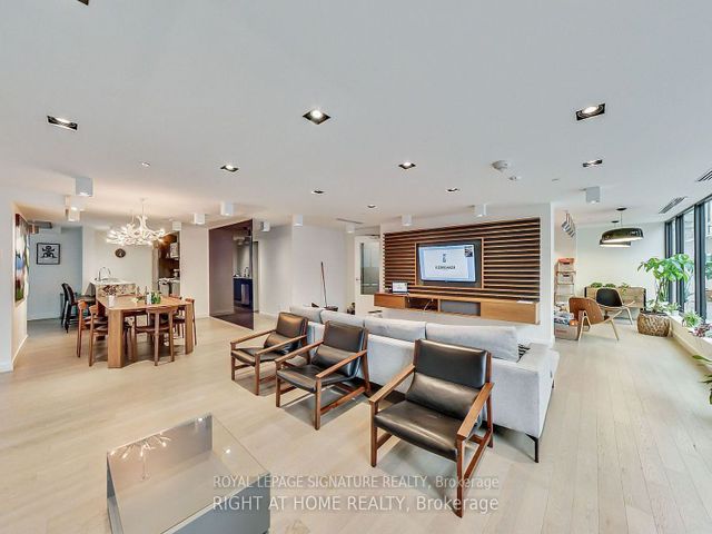 706 - 111 Bathurst St
