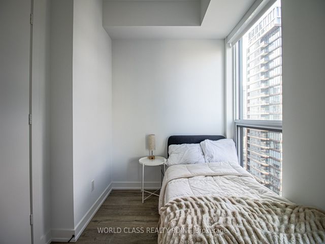3904 - 327 King St W