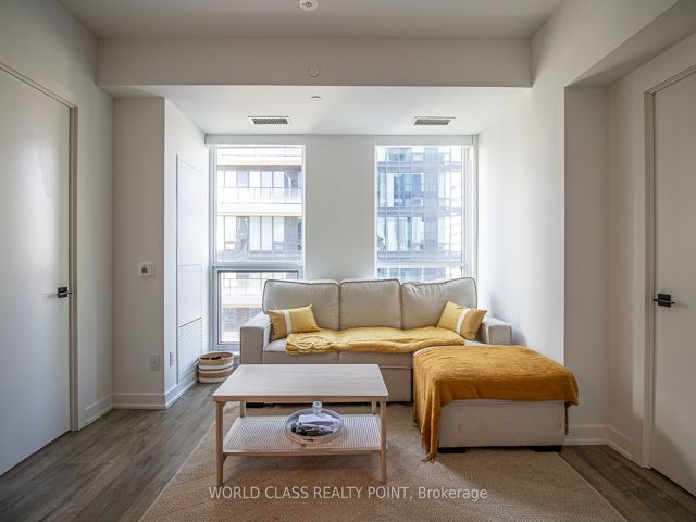 3904 - 327 King St W