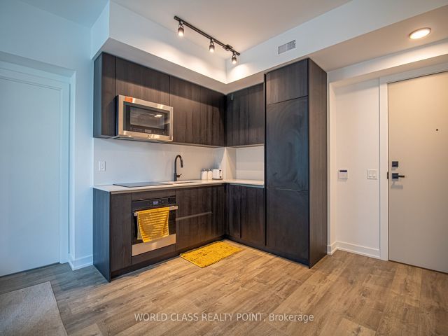 3904 - 327 King St W