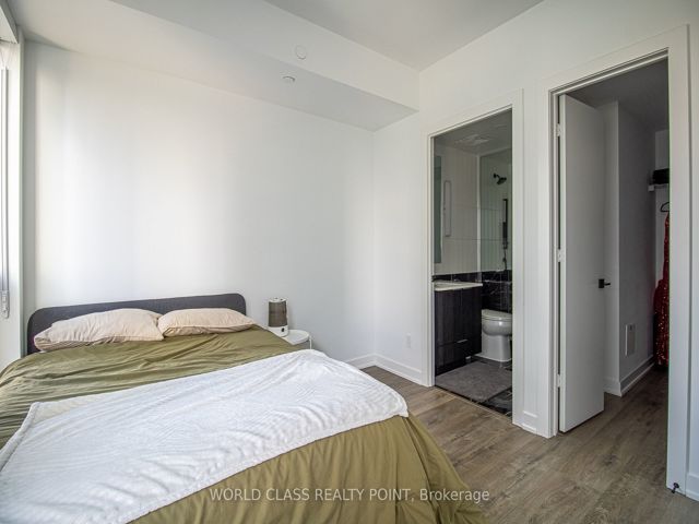 3904 - 327 King St W