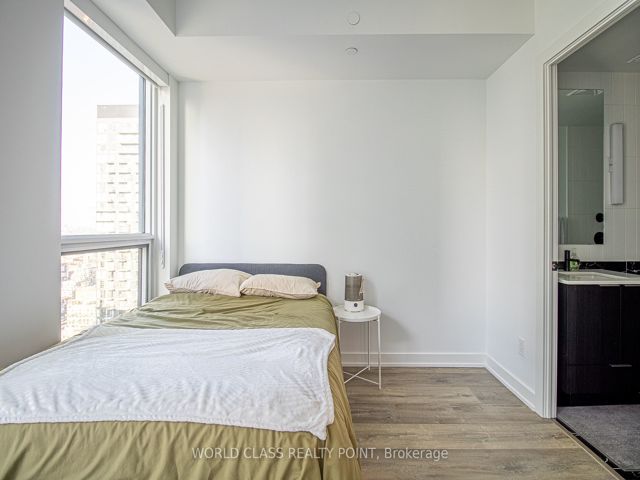 3904 - 327 King St W