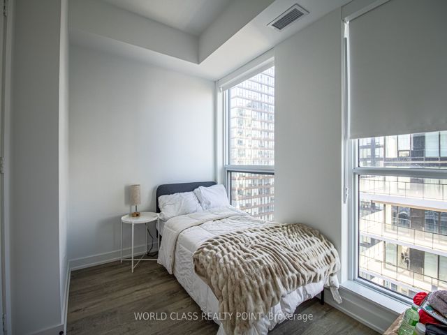 3904 - 327 King St W