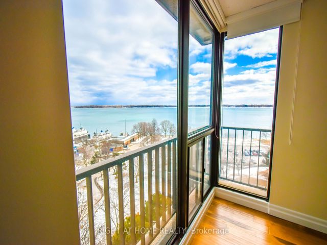 1027 - 33 Harbour Sq