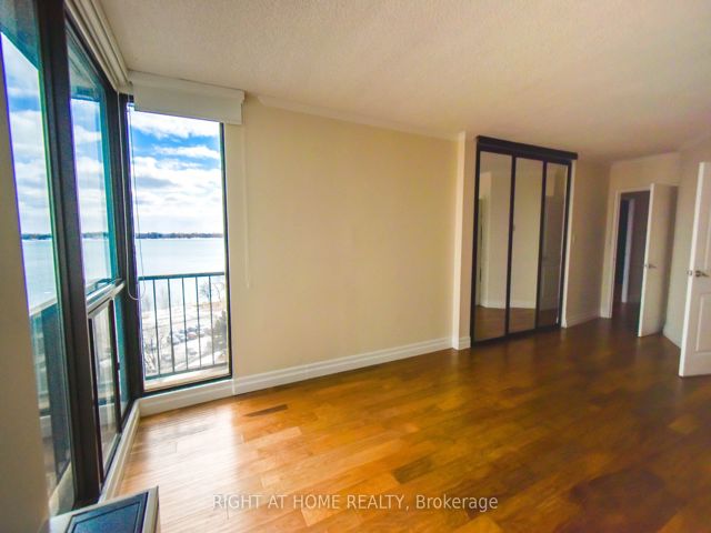 1027 - 33 Harbour Sq