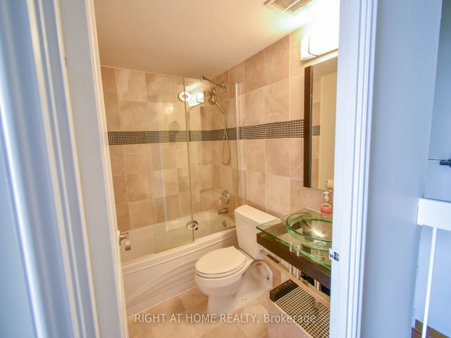 1027 - 33 Harbour Sq