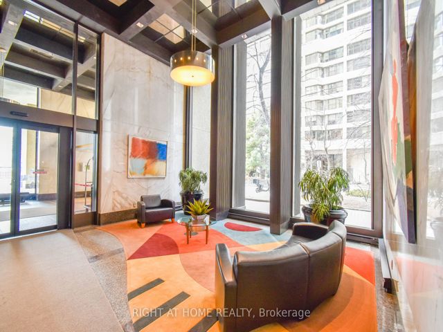 1027 - 33 Harbour Sq