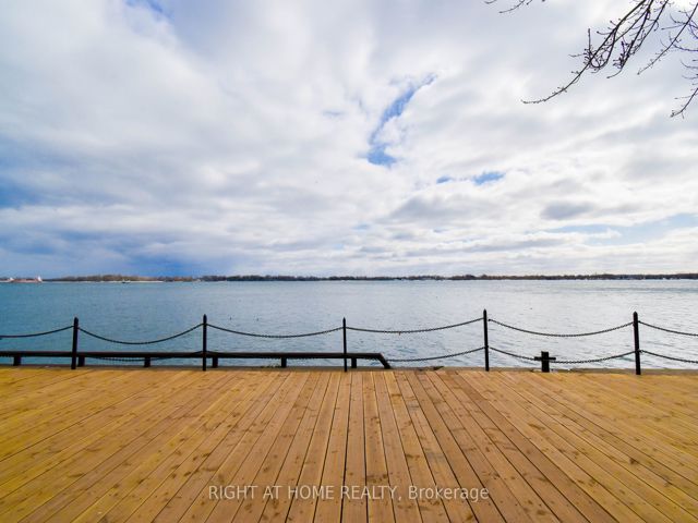 1027 - 33 Harbour Sq
