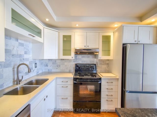 1027 - 33 Harbour Sq