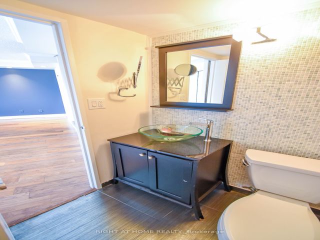 1027 - 33 Harbour Sq