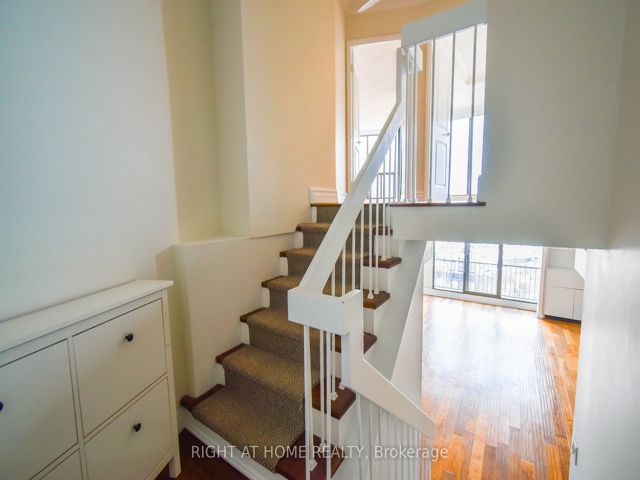 1027 - 33 Harbour Sq