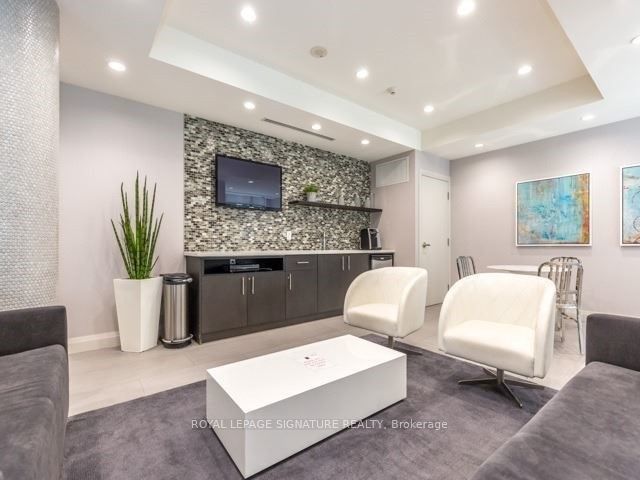 402 - 17 Kenaston Gdns