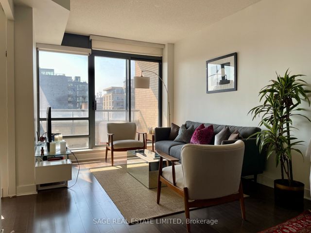 908 - 438 King St W