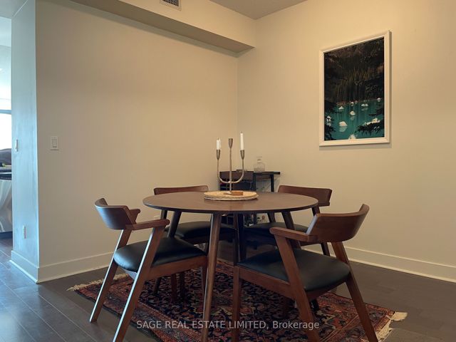 908 - 438 King St W
