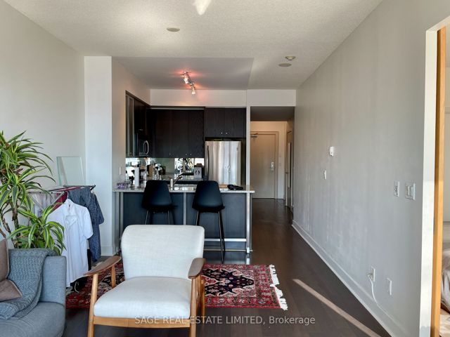 908 - 438 King St W