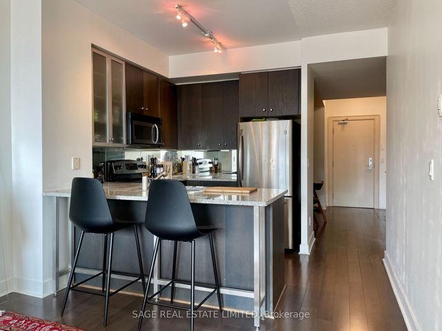 908 - 438 King St W