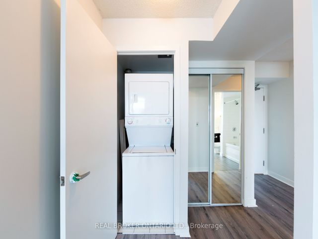 2716 - 25 Telegram Mews