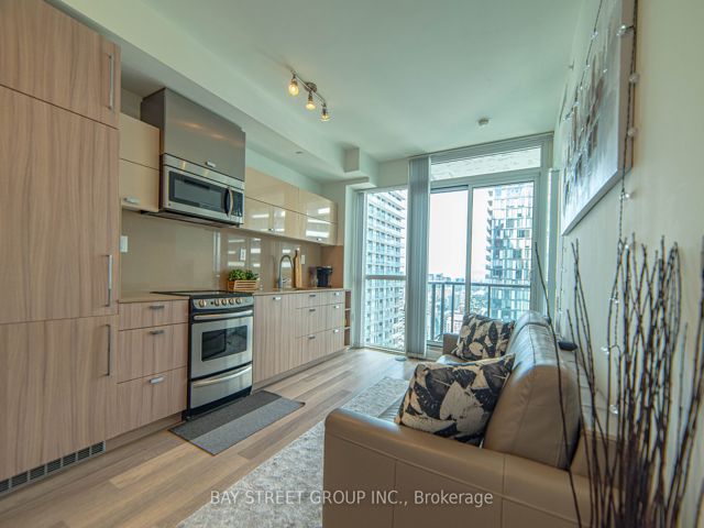 3112 - 290 Adelaide St W
