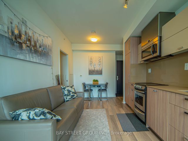 3112 - 290 Adelaide St W