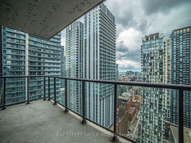 3112 - 290 Adelaide St W