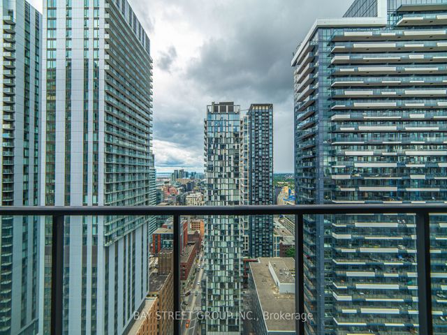 3112 - 290 Adelaide St W