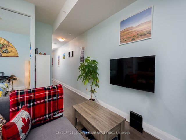 917 - 160 Vanderhoof Ave