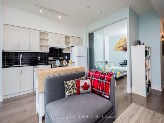 917 - 160 Vanderhoof Ave
