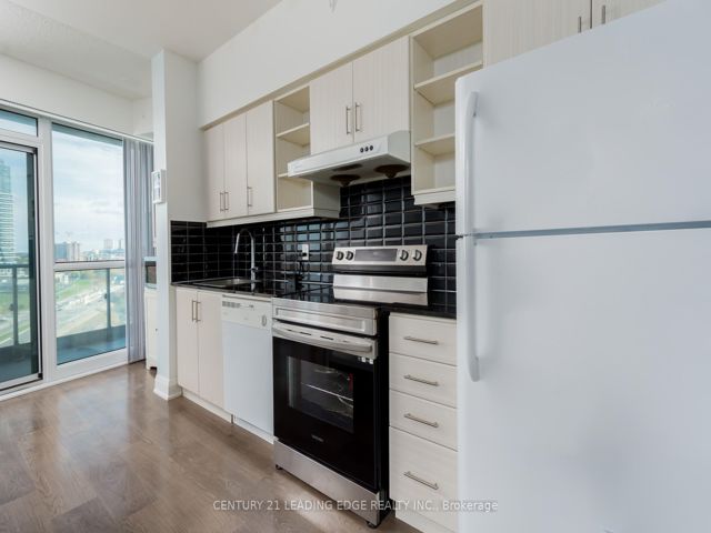 917 - 160 Vanderhoof Ave