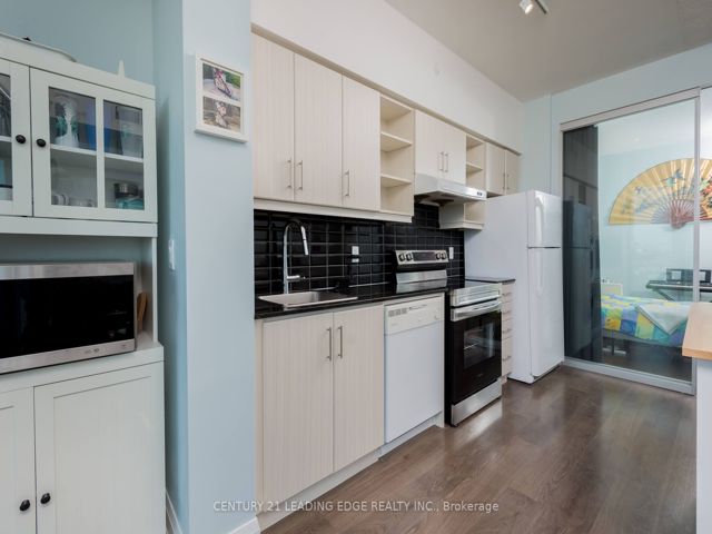 917 - 160 Vanderhoof Ave