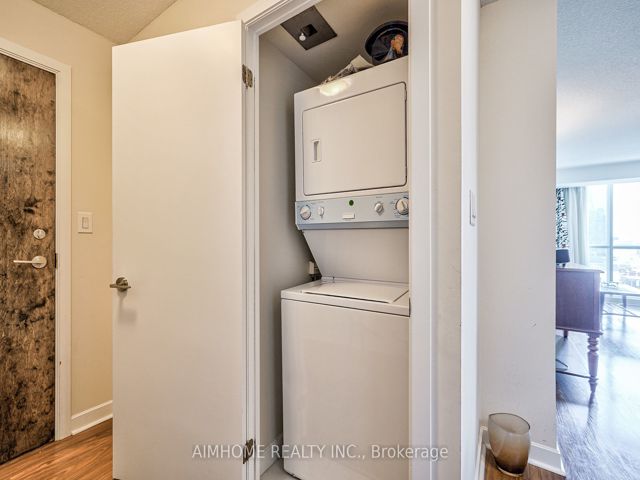 1508 - 33 Bay St